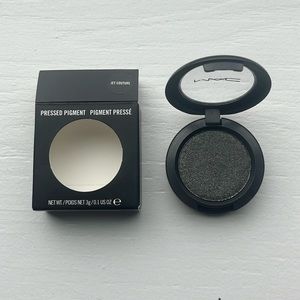 MAC Cosmetics - Pressed Pigment - beautiful metallic eye shadow - Jet Couture